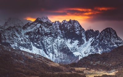 日落时雪山